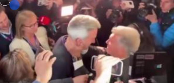  选举夜的温暖瞬间：丰特承认败选，拉波尔塔连任在望；两人相拥，共同祝福巴萨赢得欧冠。 体育新闻