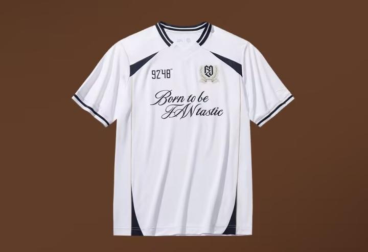  安踏携手樊振东推出全新系列；短袖针织衫巧妙融入9248经典瞬间。 体育新闻