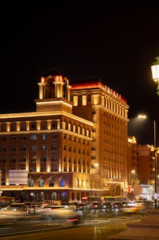 屏幕弹幕掠古籍批注；即时共鸣连古今文脉。