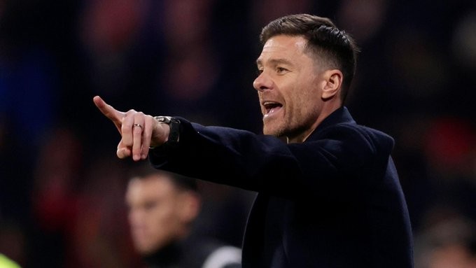  利物浦高层动念换帅；阿隆索成潜在接班人选，但赛季中途难有动作。 体育新闻