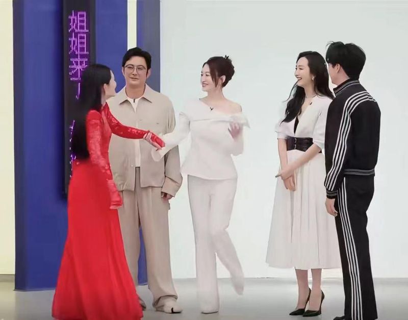  「北漂互助」到「乘风重逢」：谢娜与李小冉二十年闺蜜关系深度解析 娱乐新闻