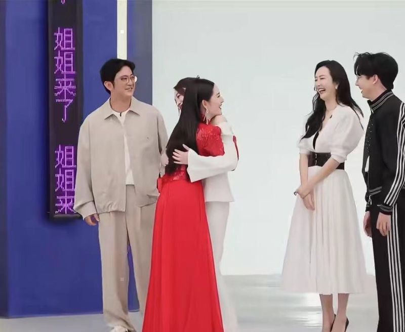  「北漂互助」到「乘风重逢」：谢娜与李小冉二十年闺蜜关系深度解析 娱乐新闻