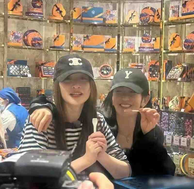  「北漂互助」到「乘风重逢」：谢娜与李小冉二十年闺蜜关系深度解析 娱乐新闻