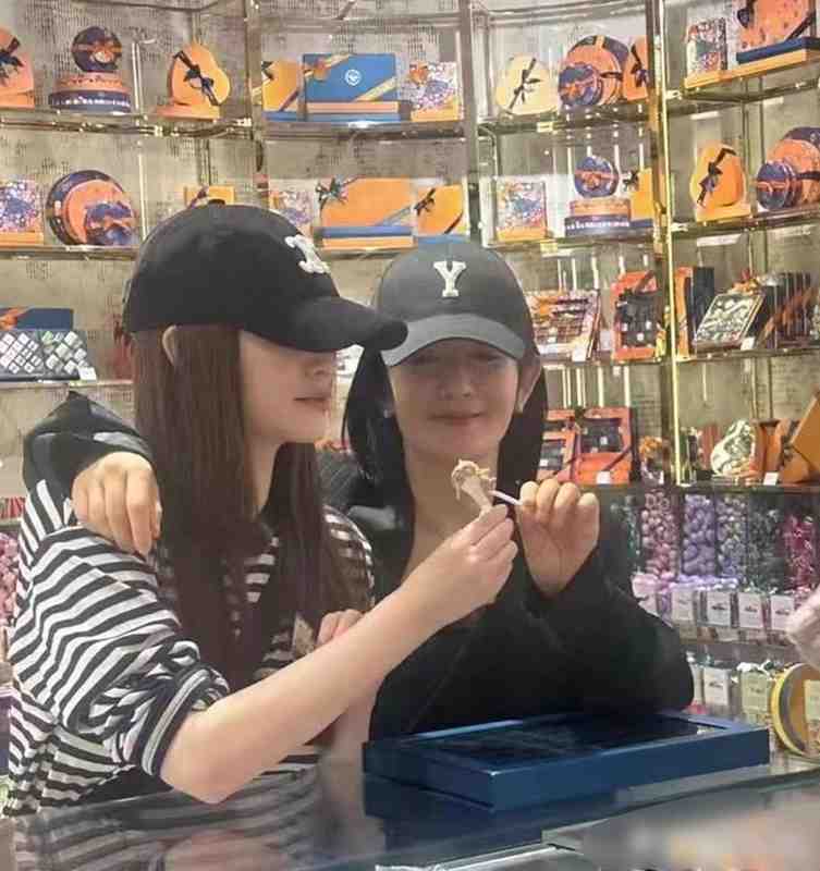  「北漂互助」到「乘风重逢」：谢娜与李小冉二十年闺蜜关系深度解析 娱乐新闻