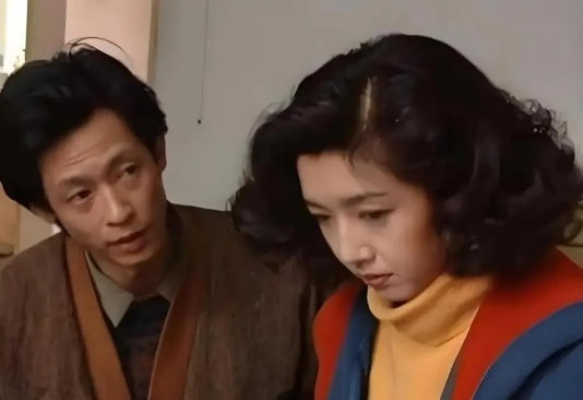  【职业风险解码】一次冲动辞职如何改变演员命运：从铁饭碗到“个体户”的代价 娱乐新闻