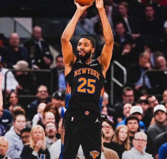  尼克斯40分屠杀背后的战术密码：阿奴诺比单场7记三分改写东部格局 体育新闻