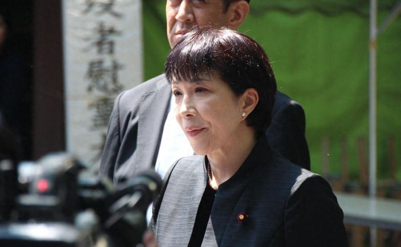 看着曾经意气风发的女首相，如今熬成了这副模样——政治残酷，人心凉薄