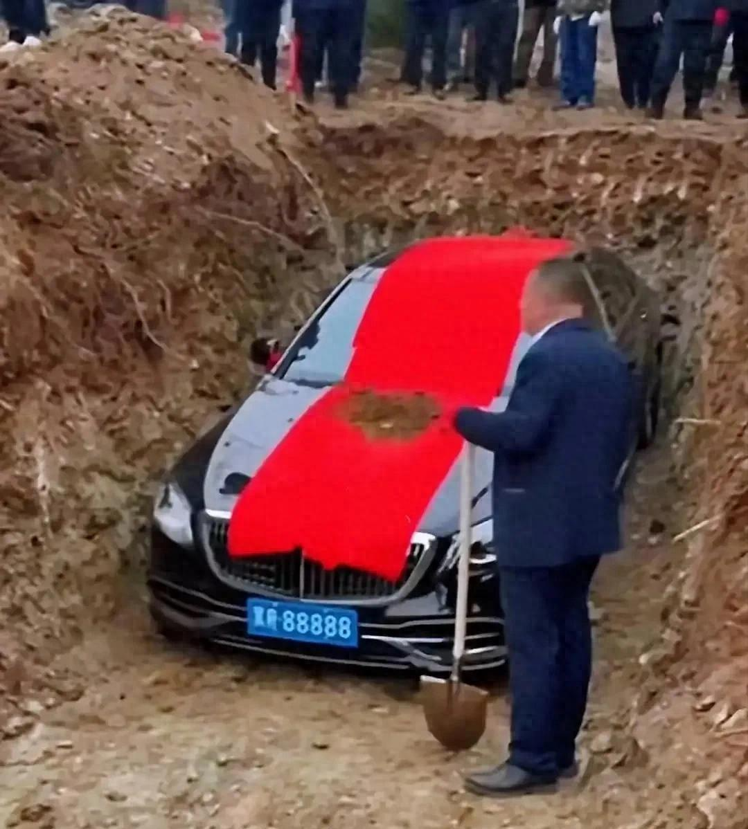 当百万豪车成为“尽孝”的祭品：一场葬礼照见的深层焦虑