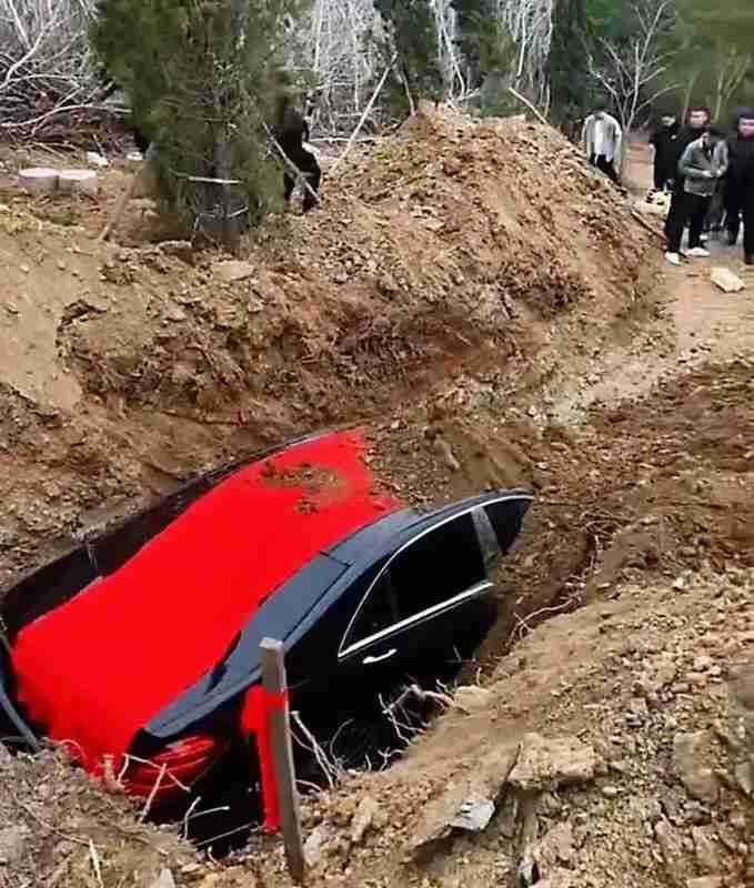  当百万豪车成为“尽孝”的祭品：一场葬礼照见的深层焦虑 情感心理