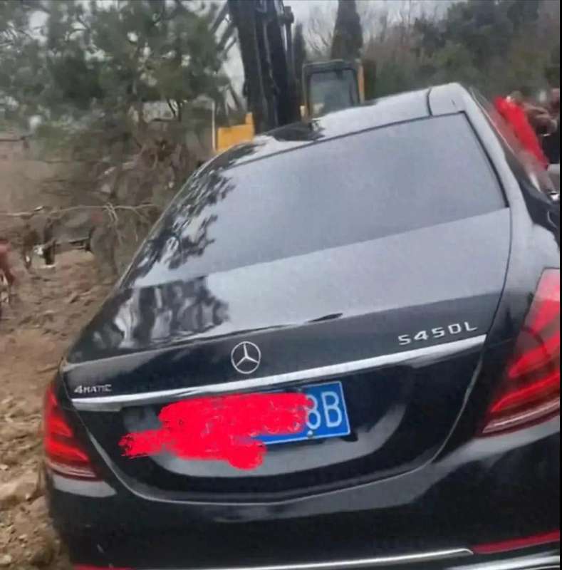  当百万豪车成为“尽孝”的祭品：一场葬礼照见的深层焦虑 情感心理