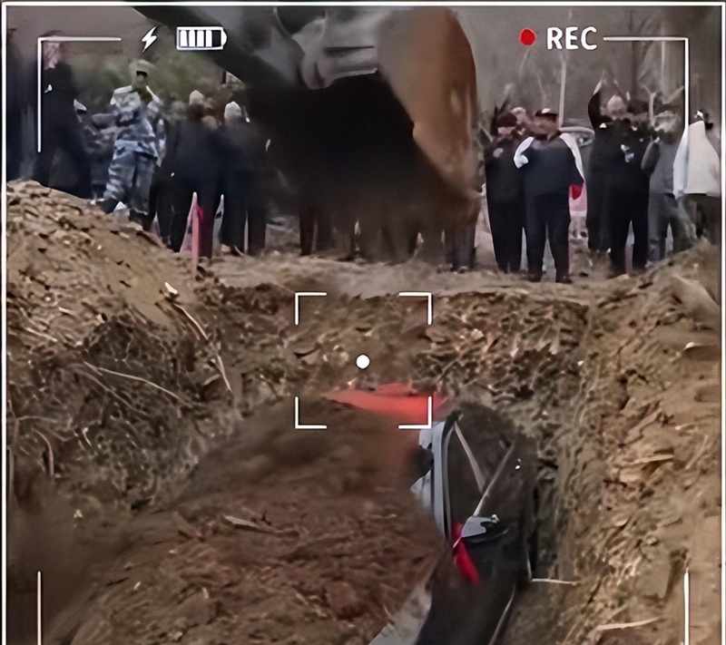  当百万豪车成为“尽孝”的祭品：一场葬礼照见的深层焦虑 情感心理