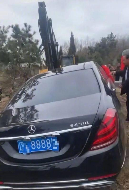  当百万豪车成为“尽孝”的祭品：一场葬礼照见的深层焦虑 情感心理